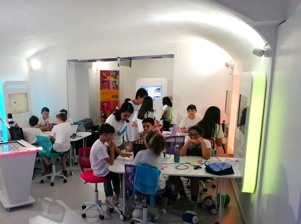 Creare Corsi Personalizzati con il Metodo Thinks4: La Guida Completa per Docenti e Utenti