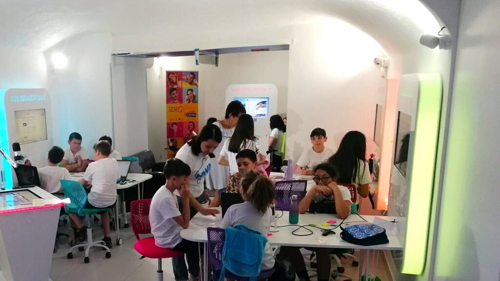 ### SocialStation: La Rivoluzione della Scrivania Digitale 🚀💡

**Tutti hanno una scrivania per lavorare, tutti hanno interagito con un infodisplay, ma solo in pochi hanno SocialStation. Prima non esisteva, e adesso c'è.**

---

Immagina di entrare in una scuola, un ufficio, o una biblioteca. Vedi persone sedute alle loro scrivanie, ognuna concentrata sul proprio lavoro. Tutti utilizzano i loro computer, navigano tra le varie schermate degli infodisplay, ma qualcosa manca. Qualcosa che possa davvero fare la differenza nel modo in cui apprendiamo e lavoriamo. 

Ecco che entra in scena **SocialStation**. Una rivoluzione, un cambiamento, una nuova era per l'interazione digitale. 

### **La Rivoluzione della Scrivania Digitale**

💻 **Prima: La Scrivania Tradizionale**
- Ogni studente e lavoratore ha una scrivania. È il loro spazio personale dove svolgono le attività quotidiane. Un luogo statico, spesso monotono, dove la tecnologia è limitata a uno schermo e una tastiera.

📺 **Prima: L'Infodisplay**
- Gli infodisplay sono ovunque: negli uffici, nelle scuole, nelle sale d'attesa. Forniscono informazioni, ma l'interazione è superficiale, spesso limitata alla visualizzazione passiva di contenuti.

🚀 **Ora: SocialStation**
- **SocialStation** trasforma queste esperienze. Non è solo una scrivania, non è solo un infodisplay. È un'esperienza immersiva che integra tecnologia avanzata con un design interattivo e intuitivo. Prima non esisteva, e adesso c'è. 

### **Cosa Rende SocialStation Unica?**

1. **Interattività Senza Precedenti**
 - SocialStation offre un livello di interattività che trasforma il modo in cui lavoriamo e apprendiamo. Ogni totem è un hub di informazioni, ma anche uno strumento di collaborazione. Gli utenti possono interagire in tempo reale, scambiare idee e lavorare insieme come mai prima d'ora.

2. **Integrazione di Tecnologie Avanzate**
 - Con la nostra workstation brevettata, SocialStation non è solo un pezzo di hardware. È una piattaforma che integra le ultime tecnologie, offrendo funzionalità avanzate come la realtà aumentata e virtuale, rendendo l'apprendimento e il lavoro un'esperienza coinvolgente.

3. **Un Ponte per la Creatività e l'Innovazione**
 - SocialStation non è solo uno strumento, è un catalizzatore per la creatività. Durante l'ultimo anno scolastico, abbiamo visto risultati incredibili: 900 ore di formazione, 17 cortometraggi, 20 podcast e molto altro. Ogni progetto è una testimonianza del potenziale di SocialStation per trasformare idee in realtà.

### **Un Nuovo Standard per l'Educazione e il Lavoro**

Prima, le nostre scrivanie erano solo spazi di lavoro. Ora, con SocialStation, sono diventate epicentri di innovazione e apprendimento. Prima, gli infodisplay fornivano solo informazioni. Ora, con SocialStation, sono diventati strumenti di coinvolgimento e collaborazione.

---

**SocialStation** non è solo una postazione digitale; è la chiave per un futuro dove la tecnologia non è solo uno strumento, ma una parte integrante del nostro modo di vivere, lavorare e imparare. 

Non aspettare di vedere il cambiamento, **diventa il cambiamento** con SocialStation. Prima non esisteva, e adesso c'è. 

#SocialStation #InnovazioneDigitale #EducazioneFutura #Interattività #ApprendimentoInnovativo 🌍💡