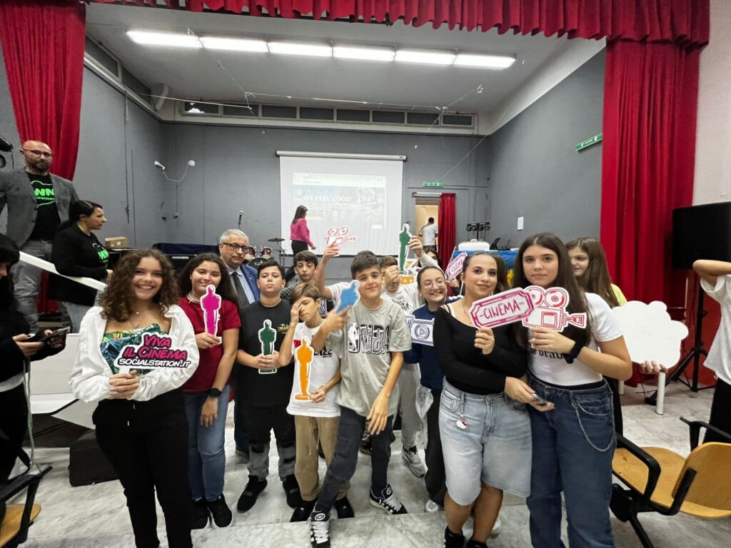 Scopri l'esperienza indimenticabile del progetto We Feel Good, promosso dal Ministero della Cultura e dalla SIAE. Attraverso il cinema, studenti e insegnanti hanno trasformato emozioni in cortometraggi, riflettendo su temi profondi e attuali. Leggi come questo progetto ha stimolato la creatività e la collaborazione, lasciando un'eredità di fiducia e ispirazione. Unisciti a noi per un futuro più creativo e consapevole nelle industrie culturali e creative.