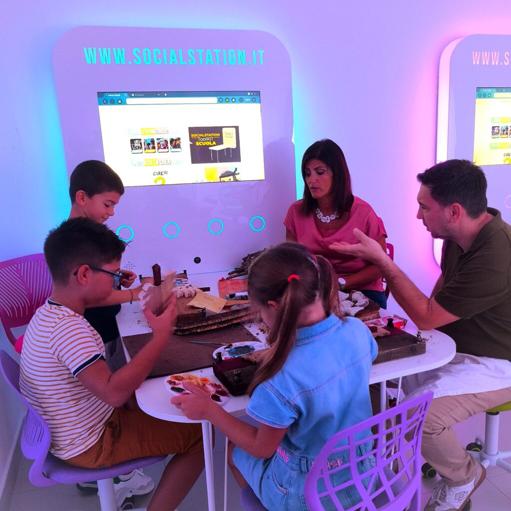 Laboratorio presepe bambini sughero colori PresepeA Lab Attività creativa bambini muschio presepe artigianato natalizio Maestro artigiano laboratorio presepe per bambini Presepe artigianale legno sughero muschio bambini Bambini felici laboratorio presepe artigianato natalizio Attestato partecipazione PresepeA Lab laboratorio bambini Laboratorio PresepeA bambini creatività artigianato natalizio Decorazioni natalizie legno sughero laboratorio bambini